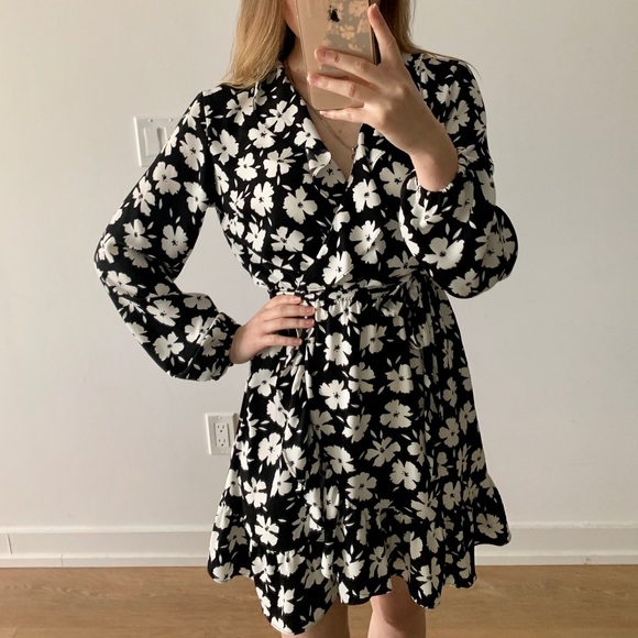 Dynamite floral dress - Picture 2 of 3